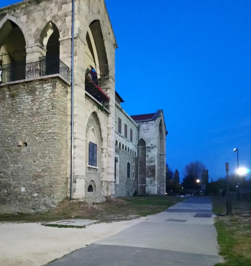 Panzio Tata Bed and Breakfast Buitenkant foto